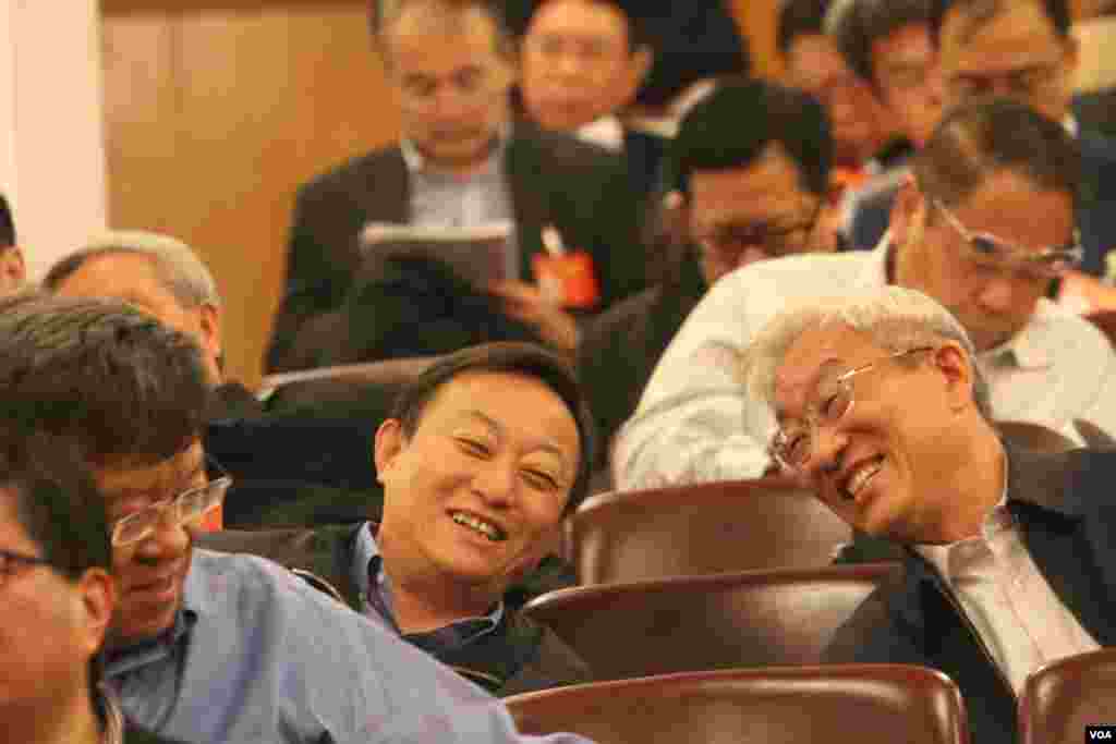 两名交谈的政协委员(美国之音叶兵，艾伦拍摄)