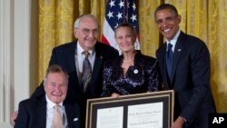 美国总总统奥巴马和前总统布什7月15日在白宫为第5千个亮点奖章获得者颁奖