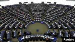 Les membres du Parlement européen passent au vote une résolution sur le Brexit et les conditions de retrait du Royaume-Uni de l'UE, à Strasbourg, France, le 5 avril 2017.