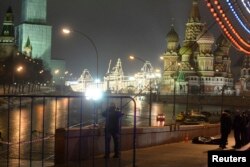 Российский оппозиционер был убит на Большом Москворецком мосту в самом центре столицы. Впоследствии за этим местом среди сторонников политика закрепится неофициальное название «Немцов мост».