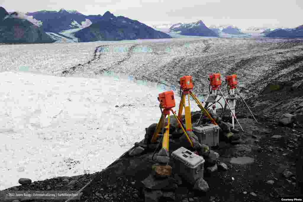 Karbon hitam atau jelaga di atmosfer mempercepat pencairan es di Gletser Columbia, Alaska, seperti yang didokumentasikan oleh kamera-kamera Extreme Ice Survey. (James Balog/Extreme Ice Survey)