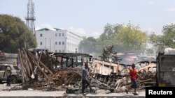 በወሮበሎች የተቃጠሉ ተሽከርካሪዎች በዋና ከተማው የሄይቲ መዲና ፖርት ኦ ፕሪንስ እአአ መጋቢት 25/2024