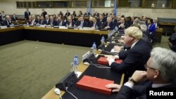 12일 스위스 제네바 유엔유럽본부에서 진행된 키프로스 평화회담에 후견인 자격으로 참석한 유럽 외교장관들이 의견을 나누고 있다.