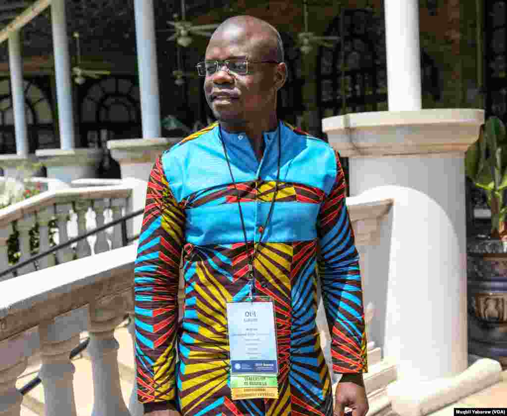 Otiil Venaankiyo Amorosoo, hojii oomisha muuzii fi boqoollootiin milkaahe, Angoolaa irraa