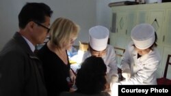 북한을 방문한 미국 구호단체 '조선의 그리스도인 벗들' 관계자들이 북한 의료진의 간염 진단 과정 등을 둘러보고 있다. 사진 출처= '조선의 그리스도인 벗들' 페이스북.