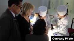 북한을 방문한 미국 구호단체 '조선의 그리스도인 벗들' 관계자들이 북한 의료진의 간염 진단 과정 등을 둘러보고 있다. 사진출처 = '조선의 그리스도인 벗들' 페이스북.