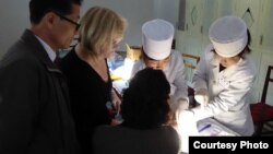 북한을 방문한 미국 구호단체 '조선의 그리스도인 벗들' 관계자들이 북한 의료진의 간염 진단 과정 등을 둘러봤다. 사진 출처: '조선의 그리스도인 벗들' 페이스북. (자료사진)