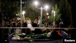 ຊາກສົບຂອງຜູ້ເສຍຊີວິດ ແລະຜູ້ທີ່ໄດ້ຮັບບາດເຈັບ ໃນລະຫວ່າງແຜ່ນດິນໄຫວ ເມື່ອບໍ່ດົນມານີ້ ໄດ້ຮັບການຮັກສາປິ່ນປົວ ຢູ່ໃນສະຖານທີ່ຂອງໂຮງໝໍ ທີ່ເມືອງເຮຣາຕ ຂອງອັຟການິສຖານ, ວັນທີ 8 ຕຸລາ 2023.