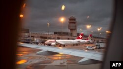 Pesawat komersial milik Swiss International Air Lines dan Edelweiss Air diparkir di Bandara Zurich. (Foto: AFP)