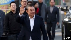 Tổng thống Hàn Quốc bị luận tội Yoon Suk Yeol vẫy tay chào những người ủng hộ khi ông bước ra khỏi trung tâm giam giữ ở Uiwang, Hàn Quốc, ngày 8 tháng 3 năm 2025.
