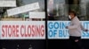 Čovek prolazi pored izloga prodavnice u Ilinoisu, koja ne radi zbog Kovida 19 (Foto: AP)