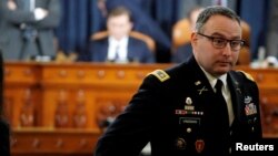 资料照片：白宫国家安全会的助理、陆军中校文德曼在众议院情报委员会作证期间暂时休息。(2019年11月19日)