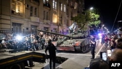 Endamên Wagnerê xwe ji bo vekişîna ji bajarê Rostov amade dikin