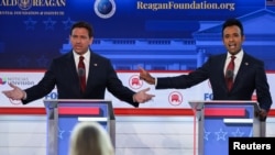 在2023年9月27日美国共和党总统参选人的第二次辩论中，佛罗里达州长罗恩·德桑蒂斯（Ron DeSantis）与创业家维韦克·拉马斯瓦米（Vivek Ramaswamy）激辩。