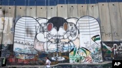 دیواری در کرانه غربی که میان اسرائیل و فلسطینی ها بنا شده است