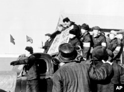 在文革中，1967年1月8日，北京红卫兵和造反派揪斗“反革命分子”，游街示众