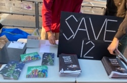 12港人关注组成员邹家成坦言，明知市民写的圣诞卡不会送到12港人手中，仍然要继续寄到盐田看守所，让中国当局知道香港市民对12港人的关注热度没有退却。 (美国之音/汤惠芸)