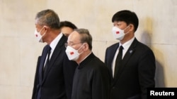 中国国家副主席王岐山一行2022年9月18日到英国伦敦国会威斯敏斯特大厅（Westminster Hall，又译西敏厅）瞻仰英女王灵柩。（路透社）