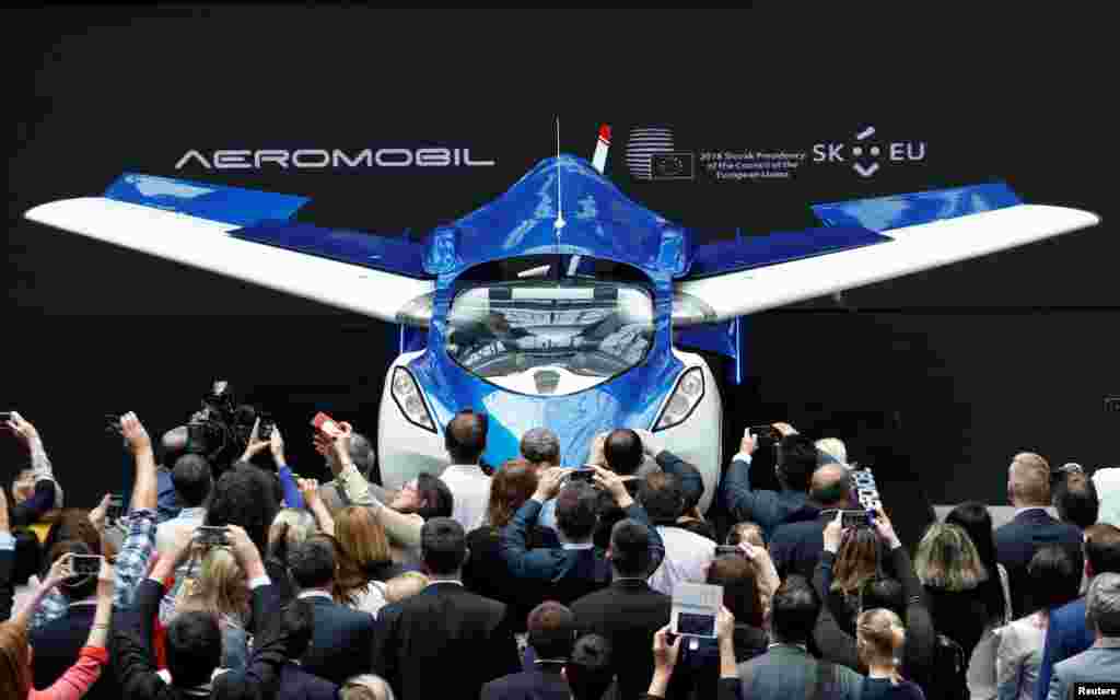 គំរូ​រថយន្ត​ហោះ AeroMobil នៅ​អំឡុងពេល​ពិធី​កំណត់​ការ​ផ្លាស់ប្តូរ​តំណែង​ប្រធានាធិបតី​ក្រុមប្រឹក្សា​អឺរ៉ុប​ ដោយ​ប្រទេស​​ស្លូវ៉ាគី ក្នុង​រដ្ឋធានី​ប្រ៊ុចសែល ប្រទេស​ប៊ែលហ្ស៊ិក។&nbsp;