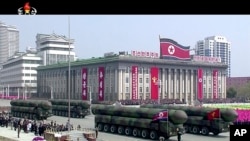 FILE - Dalam gambar yang diambil dari video KRT Korea Utara, sejumlah rudal dipamerkan dalam sebuah parade di Kim Il Sung Square di Pyongyang, 15 April 2017.