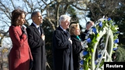 Presiden AS Barack Obama dan ibu negara Michelle Obama serta mantan Presiden AS Bill Clinton dan Hillary Clinton pada upacara peletakan karangan bunga di makam mantan Presiden AS John F. Kennedy di TMP Arlington, dekat Washington (20/11). 