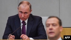 Le Premier ministre russe Dmitri Medvedev et le président Vladimir Poutine à Moscou le 8 mai 2018.