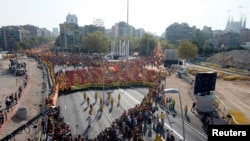 支持独立公投的加泰罗尼亚人在巴赛罗纳街头游行。（2014年9月11日）