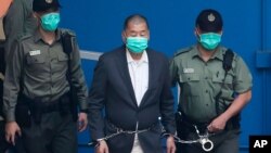 香港民主人士黎智英被收押所警员押送。（2020年12月12日）