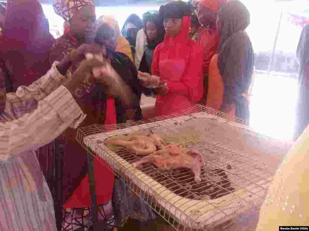 Matasa Masu Koyon Sana&#39;ar Gasa Kajin Gargajiya Domin Dogaro Da Kai, Satumba 5, 2017