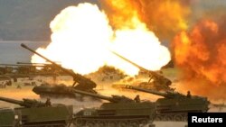 지난해 4월 김정은 북한 노동당 위원장이 북한 인민군 창건 85주년 군종합동타격시위를 참관했다. (자료사진)