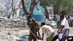 Dakarun gwamnatin Somaliya dauke da wani wanda aka kashe a harin bam din na kungiyar al-Shabab