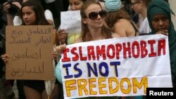 2016年8月25日法国驻伦敦大使馆外示威者抗议法国禁止全身“布基尼”泳装的判决。