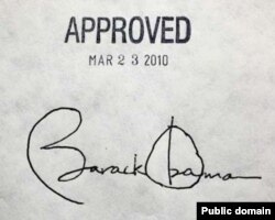 ፕሬዚዳንት ባራክ ኦባማ የጤና ጥበቃ ሕጉን ያፀደቁበት ፊርማ