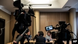 被中国国家监委扣押和调查的中国公安部副部长孟宏伟的妻子格蕾丝·孟2018年10月7日在法国里昂举行记者会，背对摄影机。