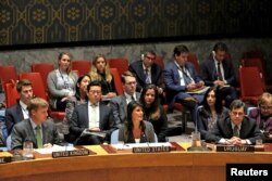 지난달 29일 북한의 탄도미사일에 대응하는 유엔 안보리 긴급 회의에서 니키 헤일리 미국대사(가운데)가 발언하고 있다