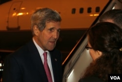克里国务卿与美国大使馆官员 (美国之音莉雅拍摄)