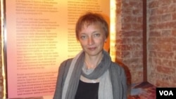 人种博物馆的罗曼诺娃（美国之音白桦拍摄）