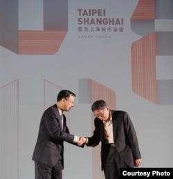 台北市长柯文哲（右）12月19日在台北圆山大饭店欢迎到访的上海常务副市长周波（左）（Courtesy: 中央社）