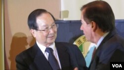 台湾前总统府资政吴里培（左）(美国之音容易拍摄)