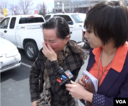 姜波的母亲在法院2013年3月28日在法庭外接受美国之音记者采访 (美国之音常晓拍摄)