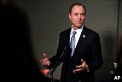 众议院情报委员会资深民主党成员亚当·希夫（又译谢安达）在国会山对媒体讲话。（2017年11月30日）