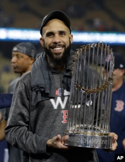 El lanzador de los Medias Rojas de Boston, David Price, sostiene el trofeo del campeonato después del Juego 5 de la Serie Mundial de béisbol contra los Dodgers de Los Angeles el domingo, 28 de octubre de 2018, en Los Ángeles. Los Medias Rojas ganaron 5-1 para ganar el juego de la serie 4 a 1. (AP Photo / David J..