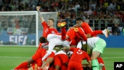 شور و شعف بازیکنان انگلستان پس از پیروزی در برابر کلمبیا