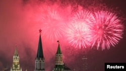 俄罗斯克里姆林宫上空的焰火表演（路透社）