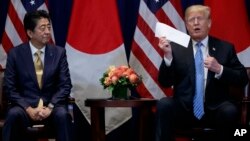 도널드 트럼프 미국 대통령이 26일 뉴욕에서 열린 아베 신조 일본 총리와의 정상회담 도중 북한 김정은 국무위원장으로부터 받은 편지를 꺼내 보였다.