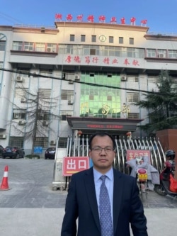 2021年12月22日，湖南长沙人权律师陈以轩到湘西自治州精神卫生中心声援李田田。（图片取自Chen Jiangang 推特）