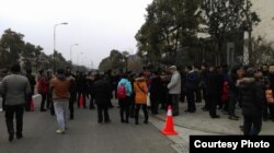 苏州中院附近聚集的民众(尹旭安提供)