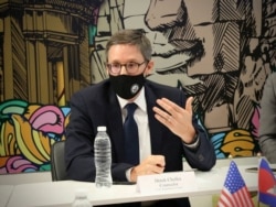 លោក Derek Chollet ទីប្រឹក្សា​ក្រសួង​ការបរទេស​សហរដ្ឋ​អាមេរិក ថ្លែង​ក្នុង​សន្និសីទ​សារព័ត៌មាន​ក្នុង​ទីក្រុង​ភ្នំពេញ ប្រទេស​កម្ពុជា នៅ​ថ្ងៃទី១០ ខែធ្នូ ឆ្នាំ២០២១។