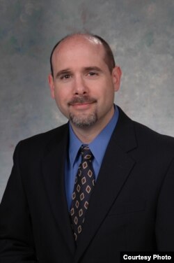 印第安纳大学与普渡大学印第安纳波里斯联合分校法学院教授罗伯特·卡茨（Robert Katz）