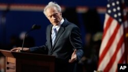 Clinton Eastwood s'adressant à une chaise vide lors de la convention républicaine de 2012